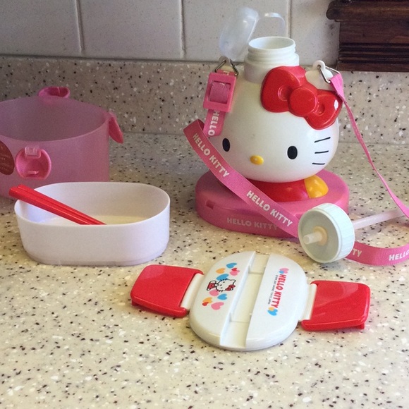 Hello kitty lunch box with water bottle - Picture 3 of 4